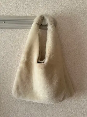 새상품급 arron 무스탕 백 아론 트라이앵글 백