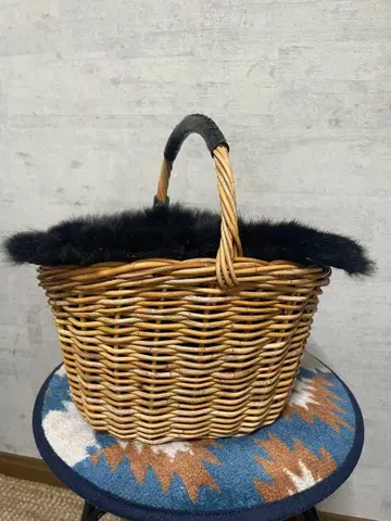 귀여운 블랙 퍼 장식 바스켓백 인테리어 패션