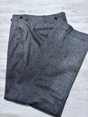 ADJUSTABLE COSTUME 그레이 슬랙스 넓은 실루엣 새상품급