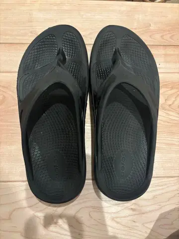 OOFOS 블랙 샌들 EU 41