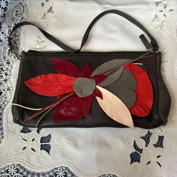 FURLA 꽃 모티브 클러치백