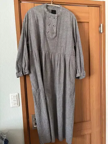 스즈카케와 매트릭스 그레이 계열 긴팔 원피스