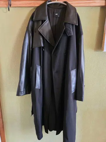 [ HARE ] 가죽 절개 트렌치코트