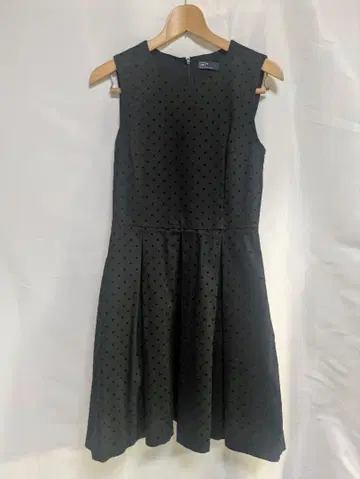 GAP 블랙 도트 무늬 슬리브리스 원피스