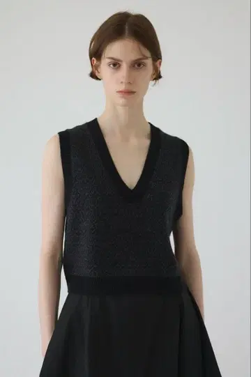 RIM.ARK 클래시컬 니트 베스트