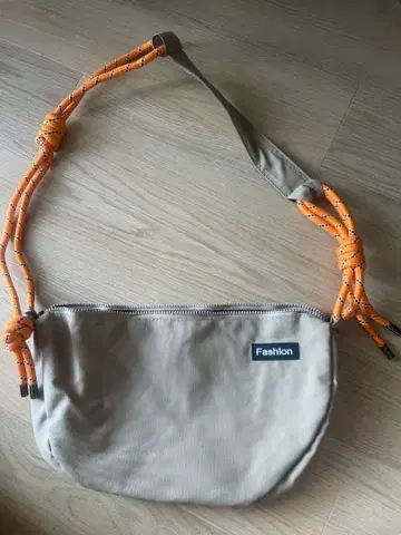 베이지 나일론 숄더백 오렌지 스트랩