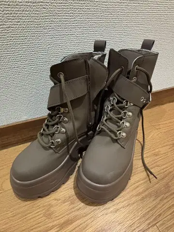 통굽 하이컷 레이스업 부츠