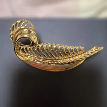 #미사용 골드 잎 모양 브로치