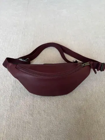 (미사용) EASTPAK 버건디 바디백 크림슨 컬러