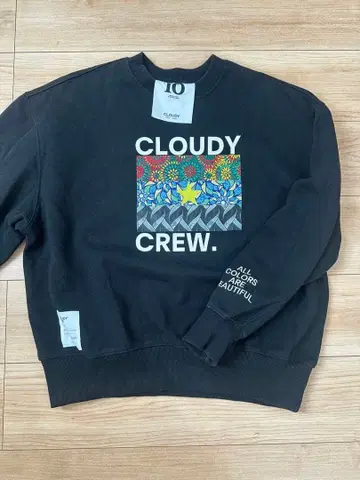 CLOUDY 그래픽 맨투맨 블랙