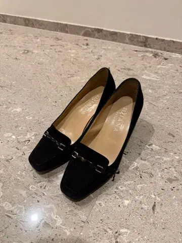 DIANA 블랙 스웨이드 펌프스