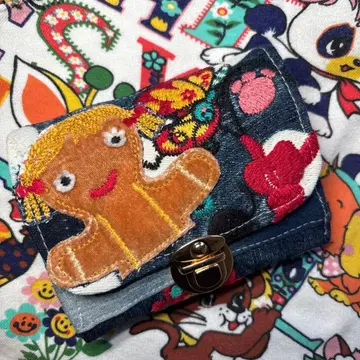 레트로하고 컬러풀한 자수 컴팩트 지갑