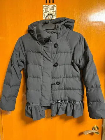 퀸즈 코트 프릴 달린 다운 자켓