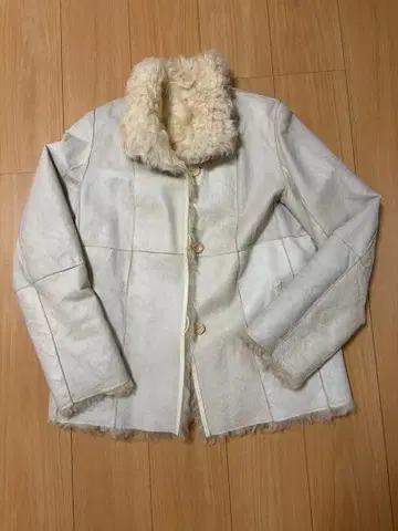 화이트 무스탕 자켓 코트