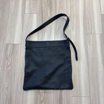 BARNEYS NEW YORK 블랙 가죽 숄더백