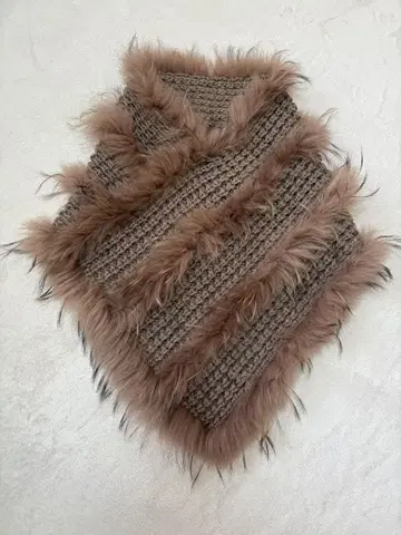 퍼 달린 브라운 판초 케이프 코트