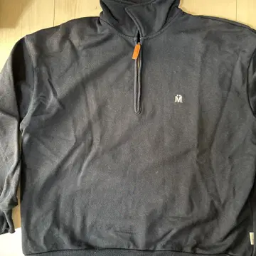 MUHET 다크 그레이 하프 지퍼 트레이닝복