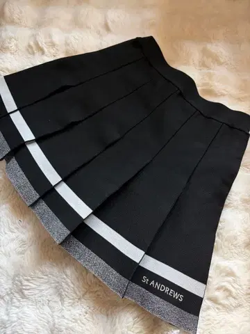 St ANDREWS 블랙 플리츠 스커트