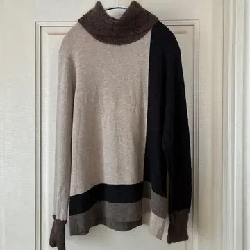 CECI OU CELA 컬러 블록 하이넥 니트 상의