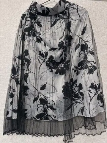 컨디션 최상 모노톤 플라워 프린트 스커트