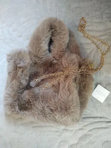 베이지 퍼 숄더백 골드 체인 포함