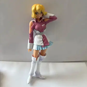 피규어 핑크와 화이트 의상