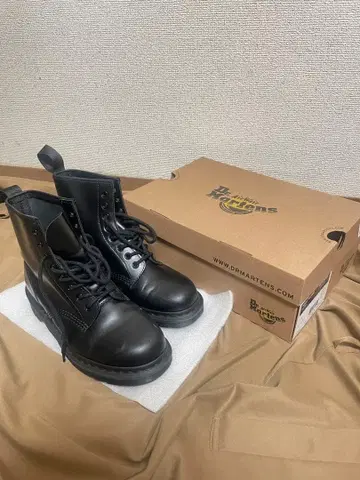 닥터 마틴 8홀 부츠 블랙