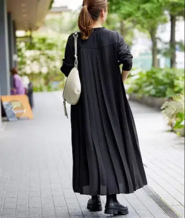 저널 스탠다드 백 플리츠 원피스 긴팔 블랙