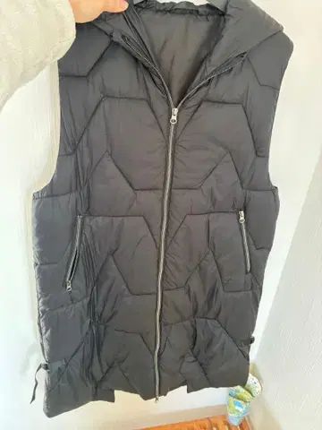 새상품 복슬복슬 후드 부착 블랙 다운 베스트 3L