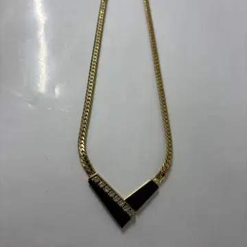 골드 블랙 V자형 목걸이