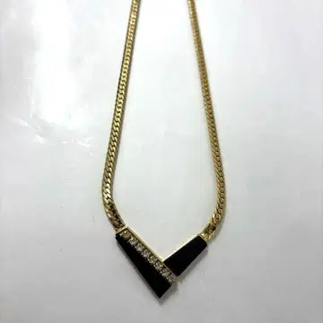 골드 블랙 V자형 목걸이