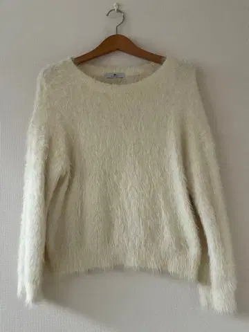 어반 리서치 화이트 니트 복슬복슬