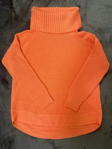 오렌지 터틀넥 스웨터