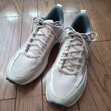 리복 베이지 러닝화