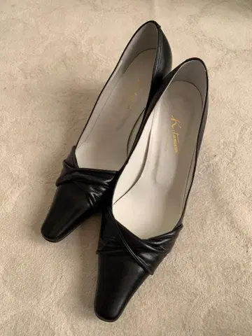 새상품급 키타무라 블랙 가죽 펌프스 23