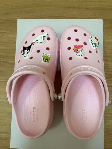 Crocs 핑크 캐릭터 지비츠 포함 샌들
