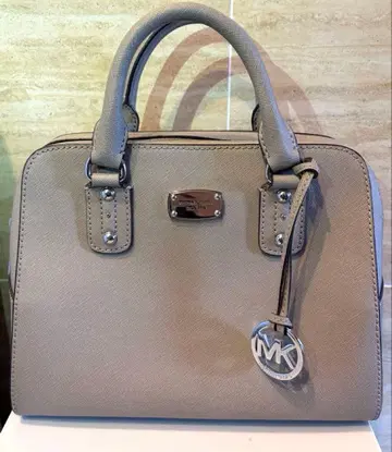 [ 마이클코어스/MICAEL CORS ] 그레이 핸드백 로고 참 포함
