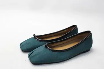 05 새상품 탈론 그리 스퀘어 플리츠 플랫 펌프스(22cm)