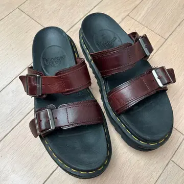 Dr. Martens 다크 브라운 샌들
