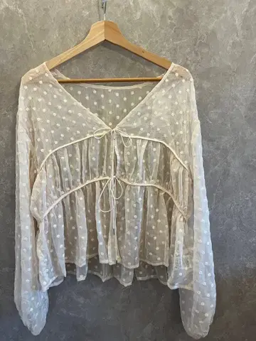 DISCOAT 택 포함 새상품 자수 꽃무늬 앞 리본 블라우스