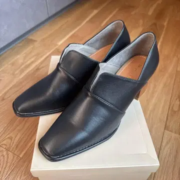 새상품 가죽 오픈토 펌프스 블랙 와이드 힐 24.5cm