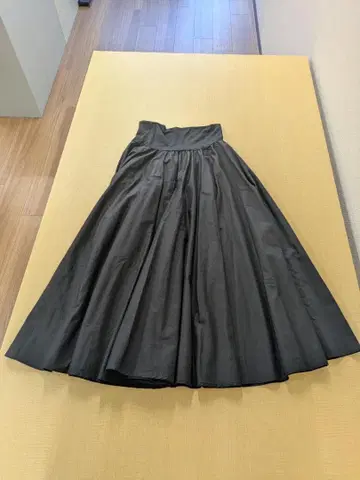 거의 새것 같은 Agnes b 블랙 플레어 롱 스커트