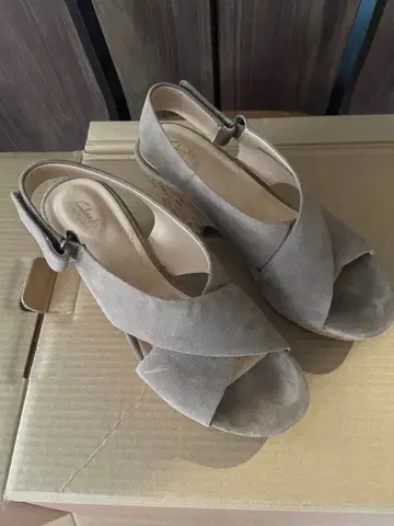 Clarks 모카 그레이 크로스 스트랩 샌들