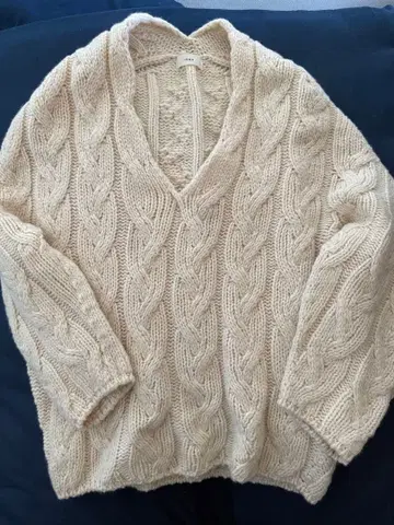 [ 새상품급 ] IENA x 오토나 뮤즈 콜라보 로우 게이지 V넥 풀오버