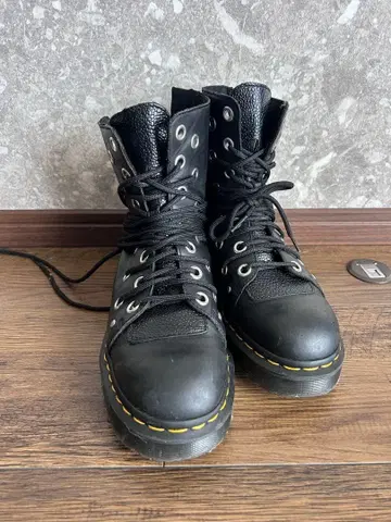 닥터마틴 블랙 가죽 하이컷 부츠