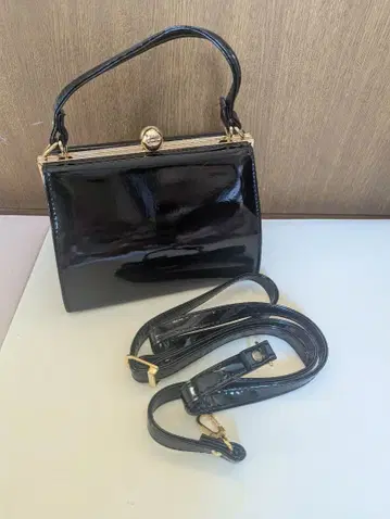 에나멜 숄더백 핸드백 에나멜 골드 블랙