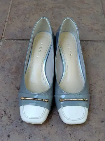 REGAL 그레이 화이트 토캡 펌프스