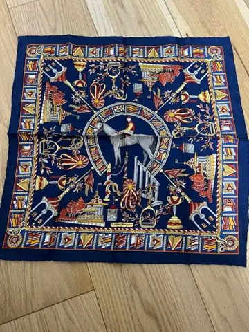 미사용에 가까운 페라가모 실크 스카프