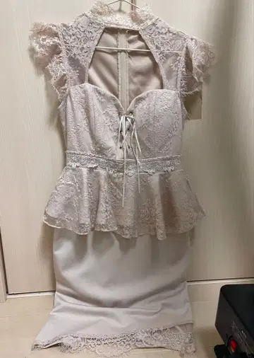 레이스업 페플럼 드레스 옅은 핑크