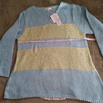 ACTRESS PRINCESS 스카이블루와 골드 컬러 니트 13호